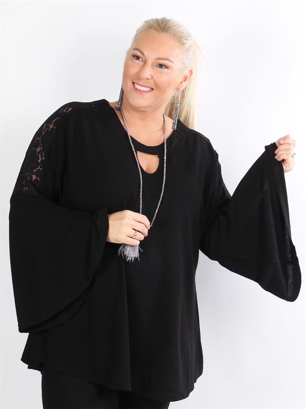 Joline - Svart stickad blus med spetsiga axlar